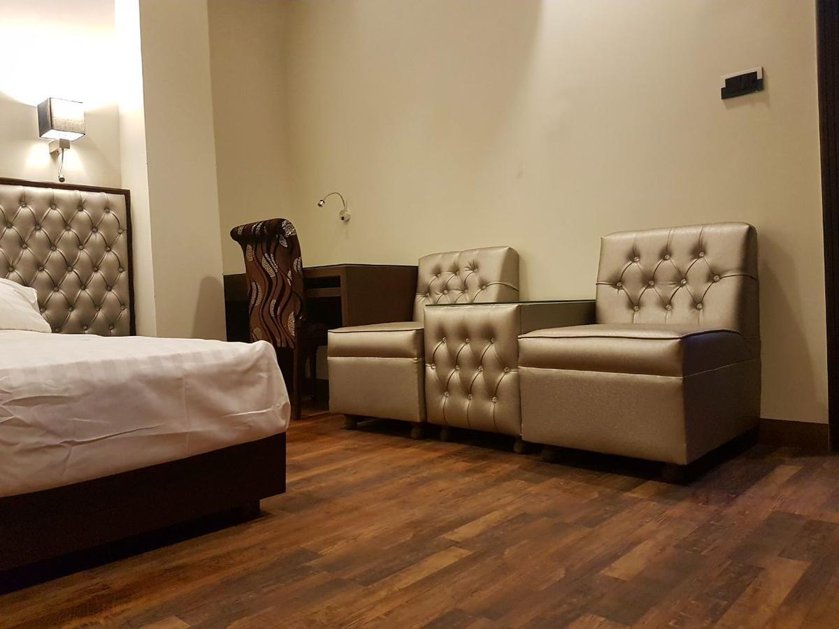 Khayyam Hotel Faisalabad Exterior photo