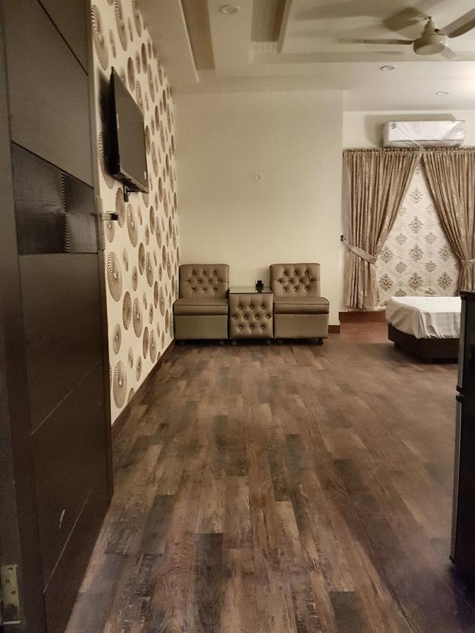 Khayyam Hotel Faisalabad Exterior photo